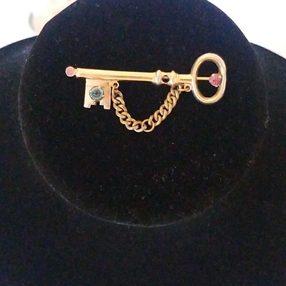 Vintage Coro Pegasus rhinestone chain key brooch